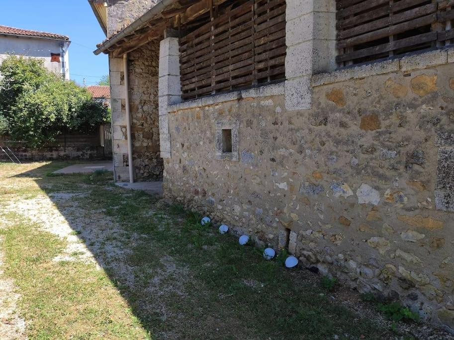 Maison De Campagne, Bulle De Verdure Montbron 外观 照片